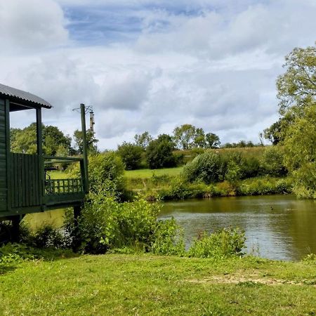 Charming Tranquil Shepherds Hut With Lakeside Balcony 'Roach' Uckfield Zewnętrze zdjęcie