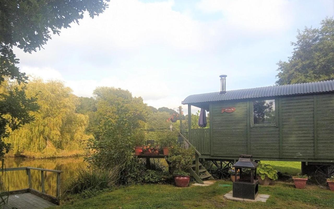 Charming Tranquil Shepherds Hut With Lakeside Balcony 'Roach' Uckfield Zewnętrze zdjęcie