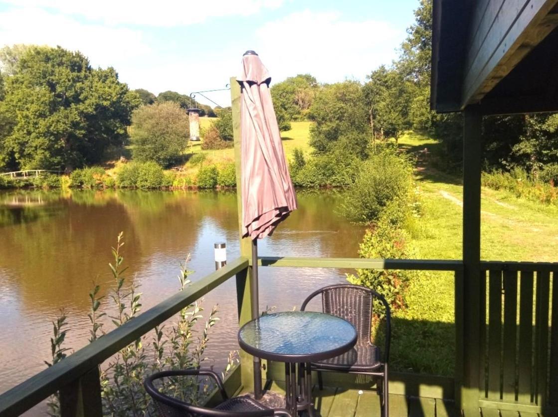 Charming Tranquil Shepherds Hut With Lakeside Balcony 'Roach' Uckfield Zewnętrze zdjęcie