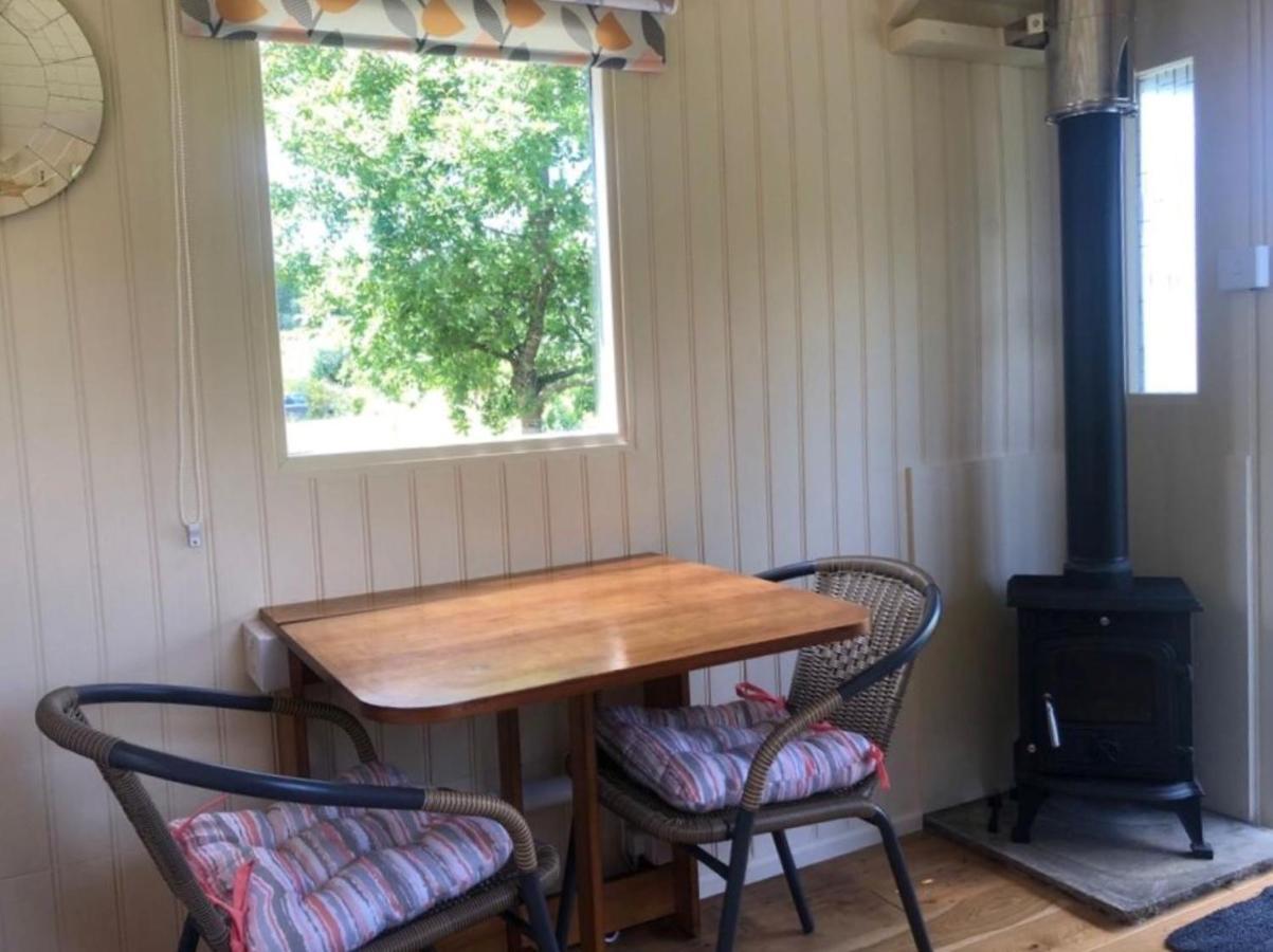 Charming Tranquil Shepherds Hut With Lakeside Balcony 'Roach' Uckfield Zewnętrze zdjęcie
