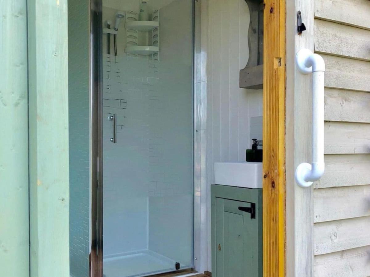 Charming Tranquil Shepherds Hut With Lakeside Balcony 'Roach' Uckfield Zewnętrze zdjęcie