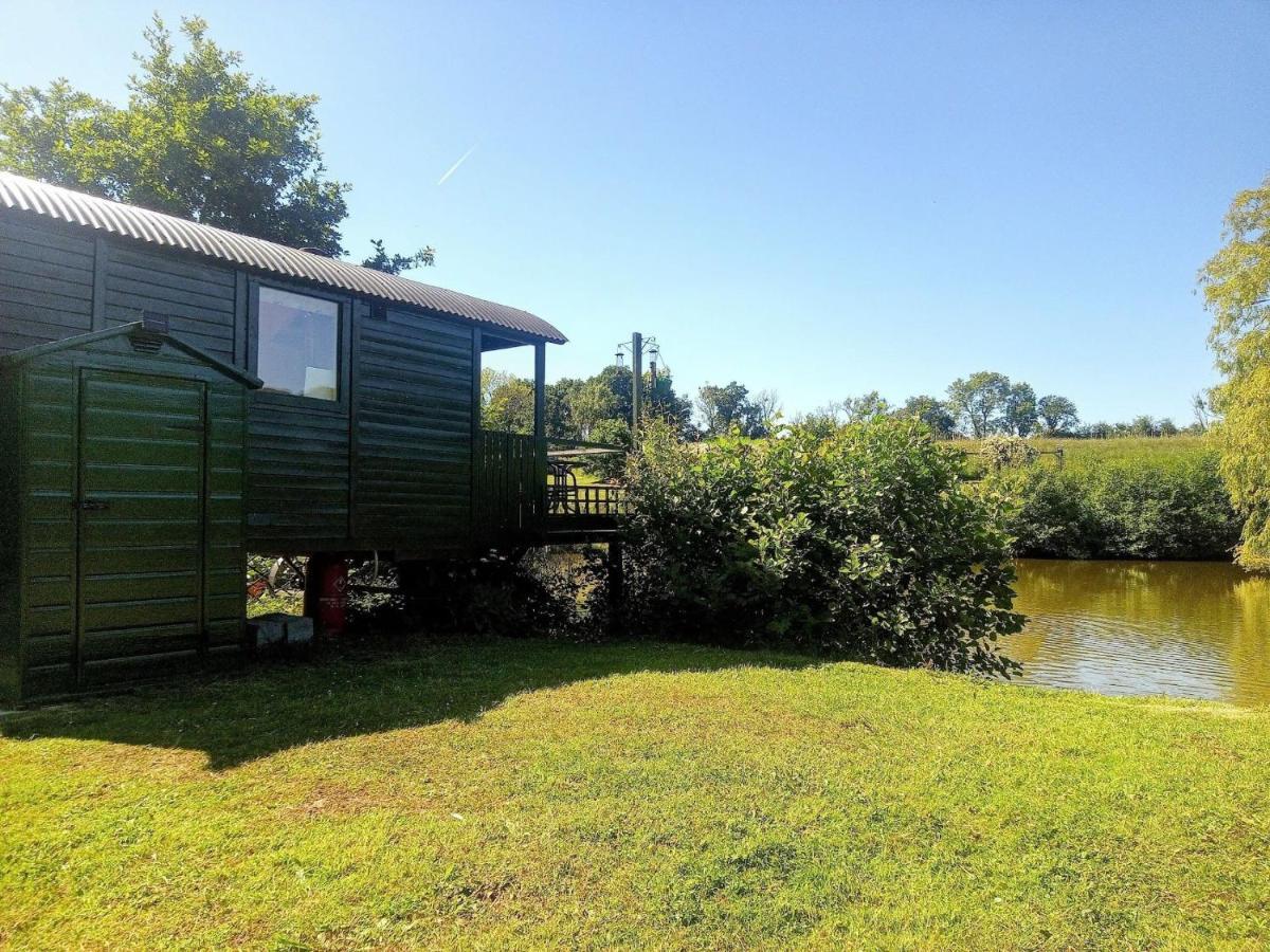 Charming Tranquil Shepherds Hut With Lakeside Balcony 'Roach' Uckfield Zewnętrze zdjęcie