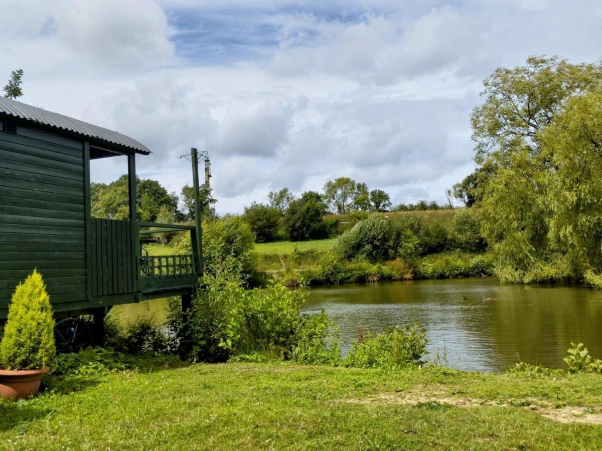 Charming Tranquil Shepherds Hut With Lakeside Balcony 'Roach' Uckfield Zewnętrze zdjęcie