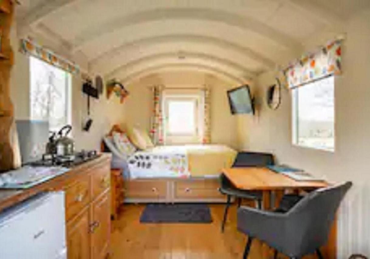 Charming Tranquil Shepherds Hut With Lakeside Balcony 'Roach' Uckfield Zewnętrze zdjęcie
