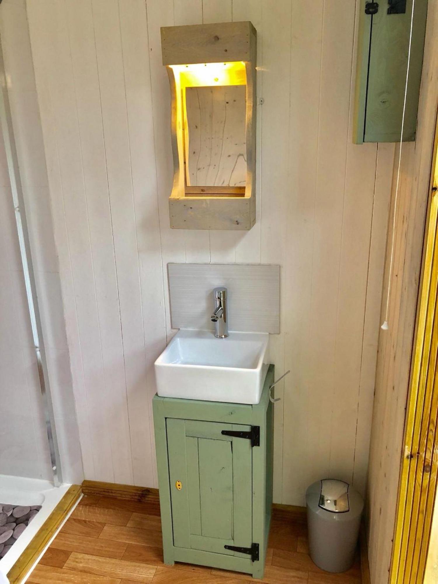 Charming Tranquil Shepherds Hut With Lakeside Balcony 'Roach' Uckfield Zewnętrze zdjęcie