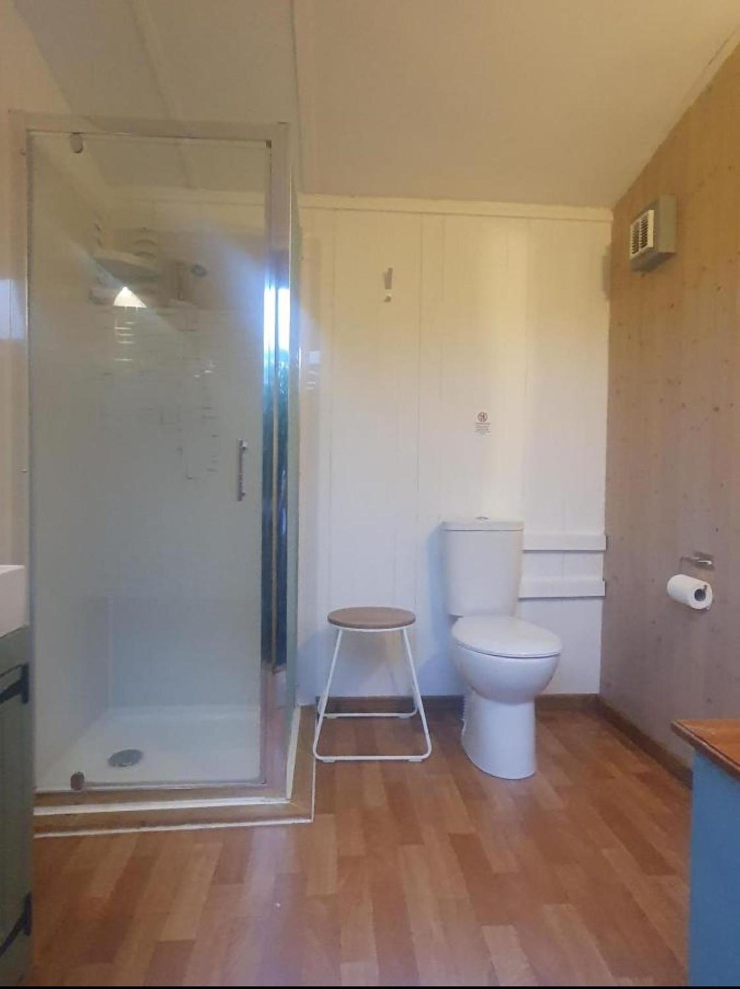 Charming Tranquil Shepherds Hut With Lakeside Balcony 'Roach' Uckfield Zewnętrze zdjęcie