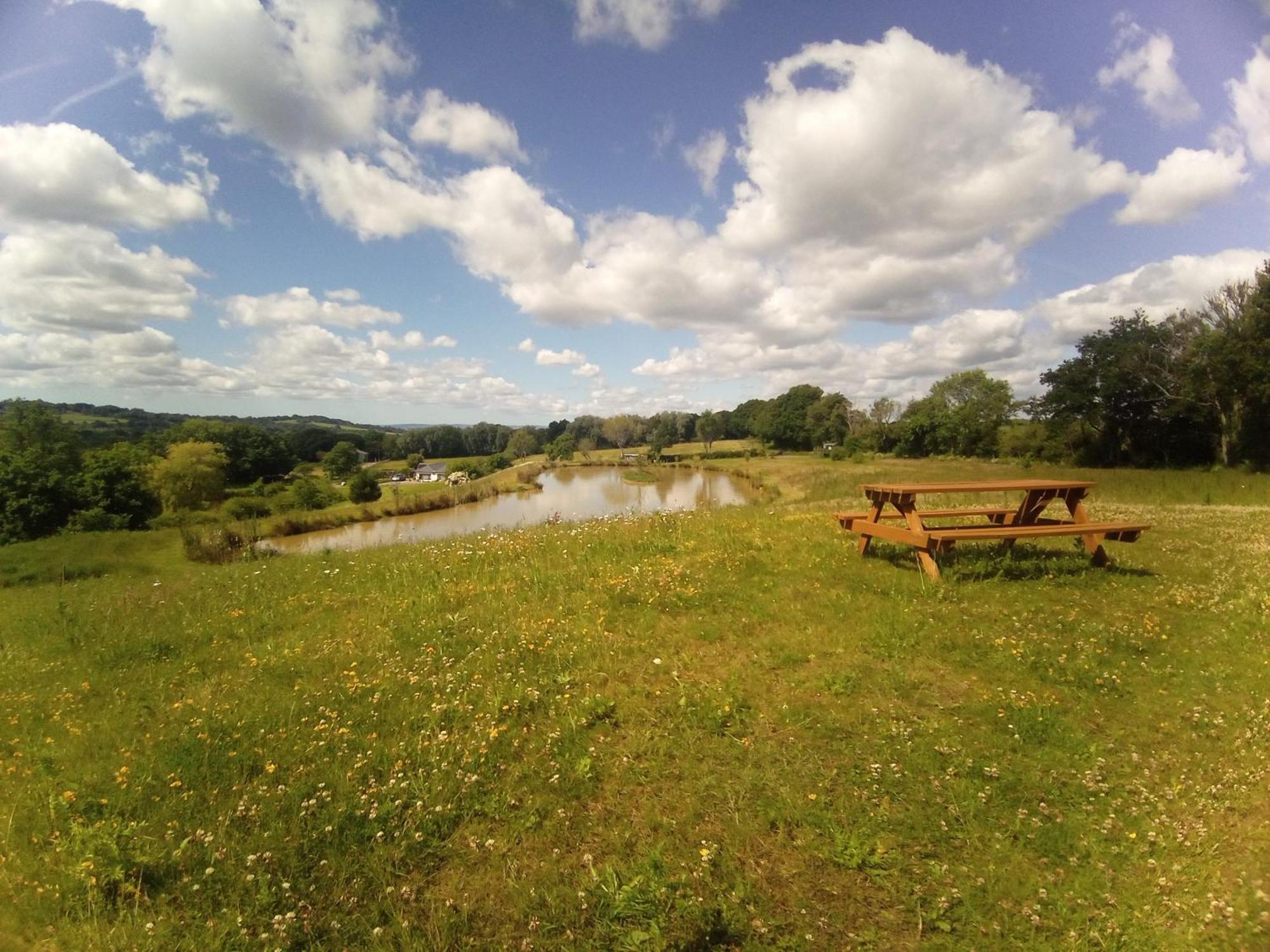 Charming Tranquil Shepherds Hut With Lakeside Balcony 'Roach' Uckfield Zewnętrze zdjęcie